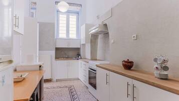 Fridge, oven, stovetop, coffee/tea maker