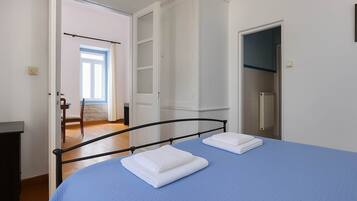 2 bedrooms, desk, WiFi, bed sheets