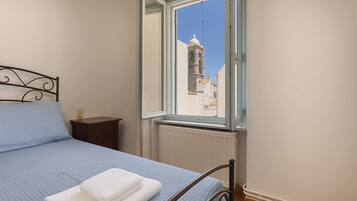 2 bedrooms, desk, WiFi, bed sheets