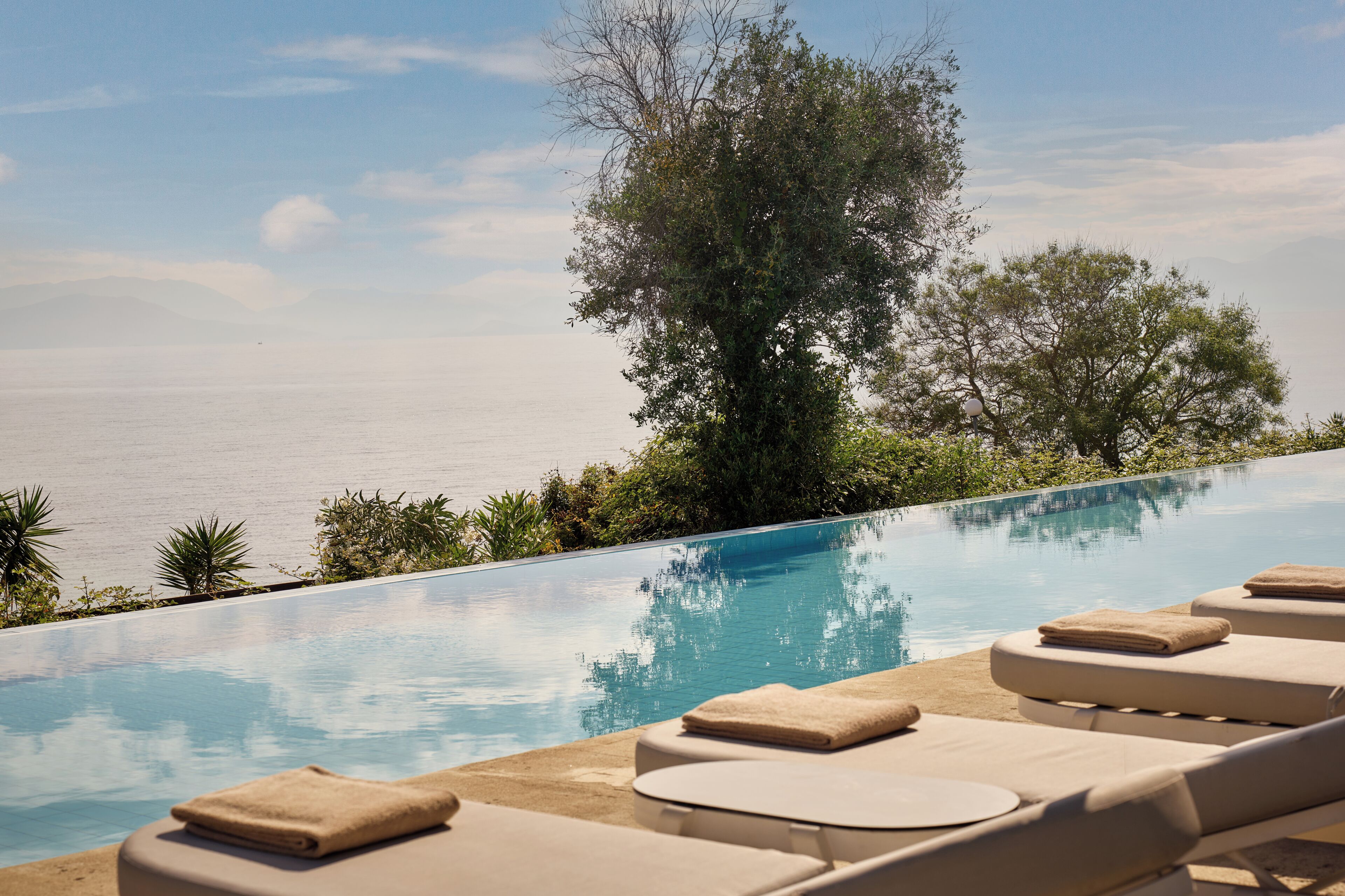 Una piscina al aire libre de temporada