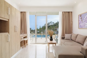 Room (Horizon, Swimup) | In-room safe, free WiFi, bed sheets