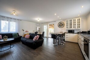 Smart TV, fireplace