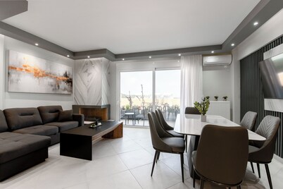 Suite 1 on the Hill – Partial Sea View