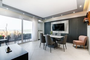 Dining - Suite 1 on the Hill – Partial Sea View (Amfilochia)