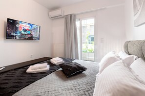 2 bedrooms, iron/ironing board, WiFi, bed sheets - Suite 1 on the Hill – Partial Sea View (Amfilochia)