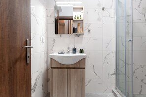 Dusche, Haartrockner, Handtücher, Seife