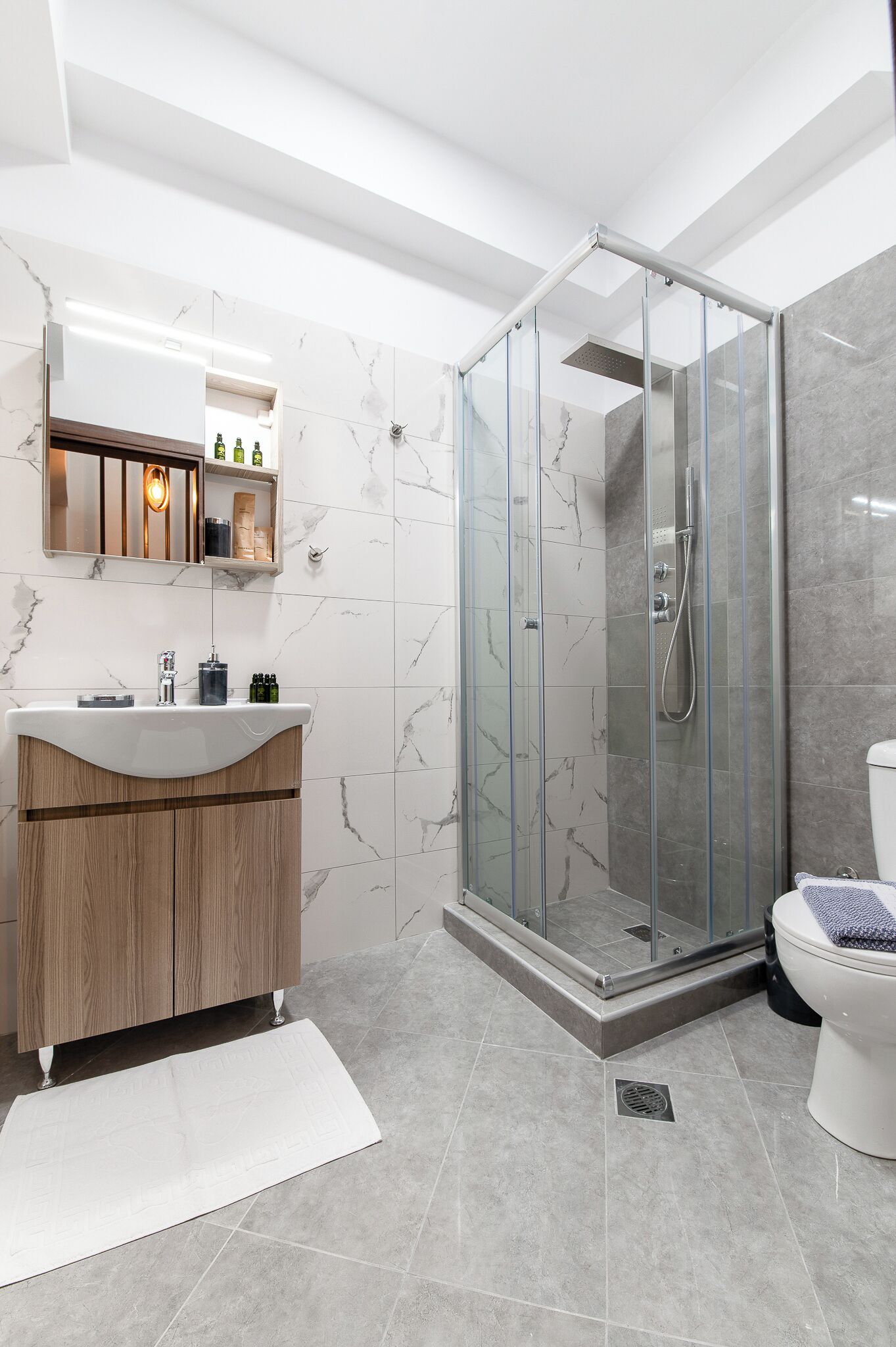 تجهيزات دش، مجففات شعر، مناشف، صابون