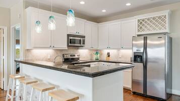 House, 3 Bedrooms | Private kitchen