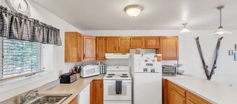 Uncas 16n - Spacious & Scenic Townhome 2 Bedroom Townhouse by The Summit at Gore Mountain