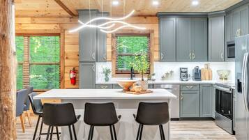 Cabin, 3 Bedrooms | Private kitchen | Fridge, oven, coffee/tea maker, toaster