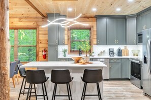 Cabin, 3 Bedrooms | Private kitchen | Fridge, oven, coffee/tea maker, toaster - Er62 - Smoky Splash Getaway 3 Bedroom Cabin (Pigeon Forge)