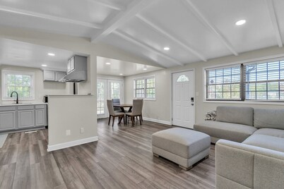 Peaceful Pet Friendly Chesapeake Escape 4 Bedroom Home