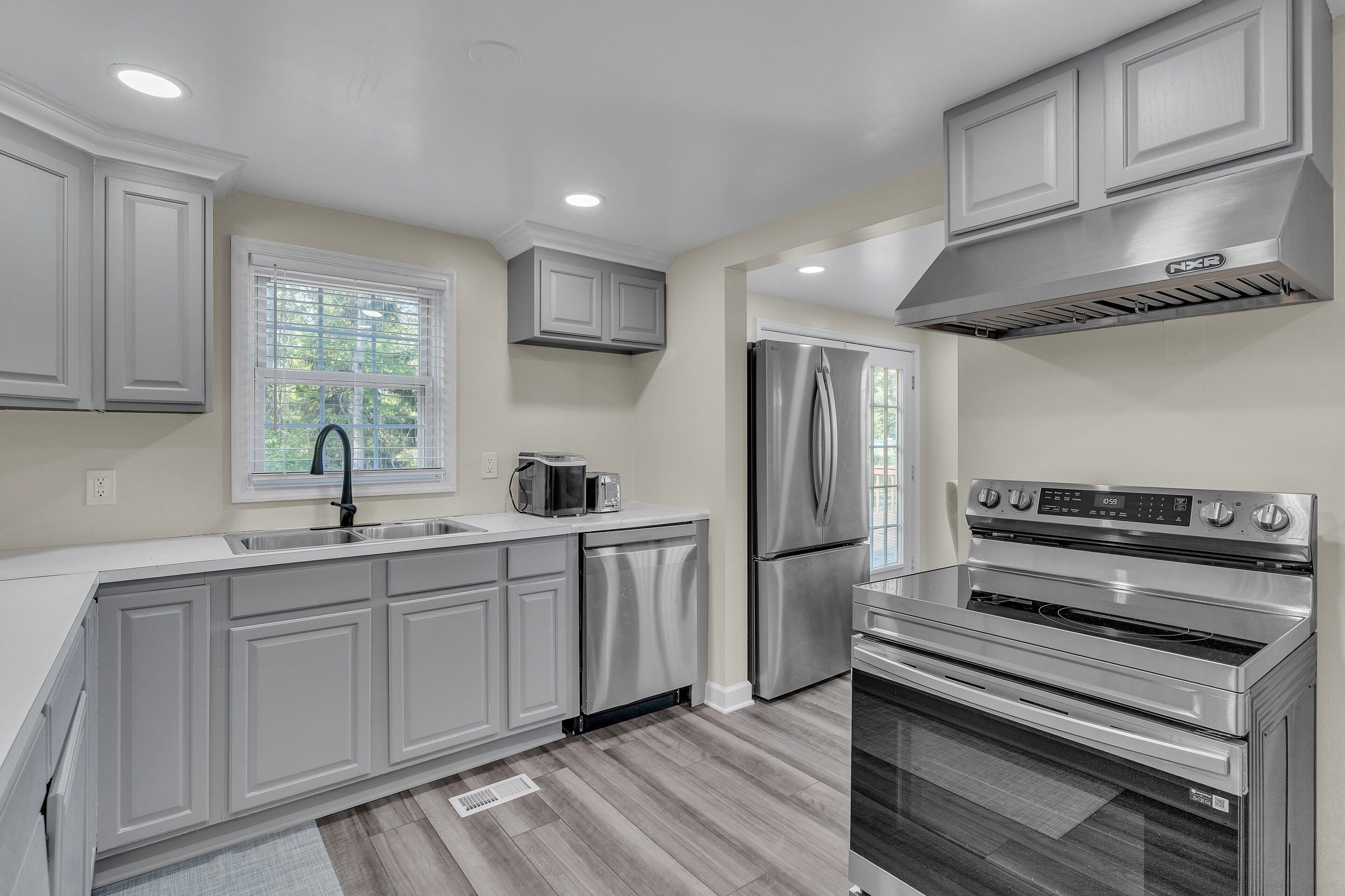 House, 4 Bedrooms | Private kitchen | Fridge, oven, coffee/tea maker