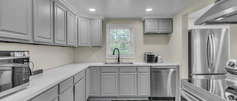 House, 4 Bedrooms | Private kitchen | Fridge, oven, coffee/tea maker