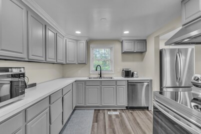 Peaceful Pet Friendly Chesapeake Escape 4 Bedroom Home