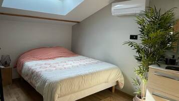 5 bedrooms, iron/ironing board, WiFi, bed sheets