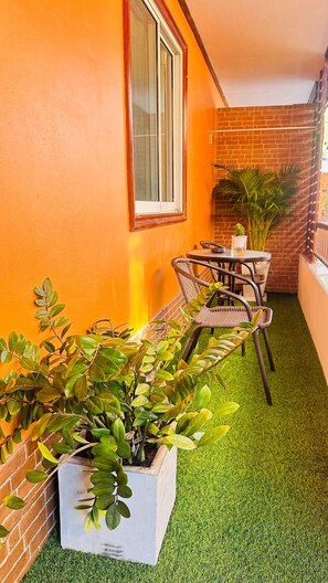 Basic-Doppelzimmer | Wohnbereich | 32-Zoll-Flachbildfernseher mit Kabelempfang