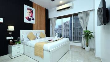 2 bedrooms, desk, iron/ironing board, WiFi