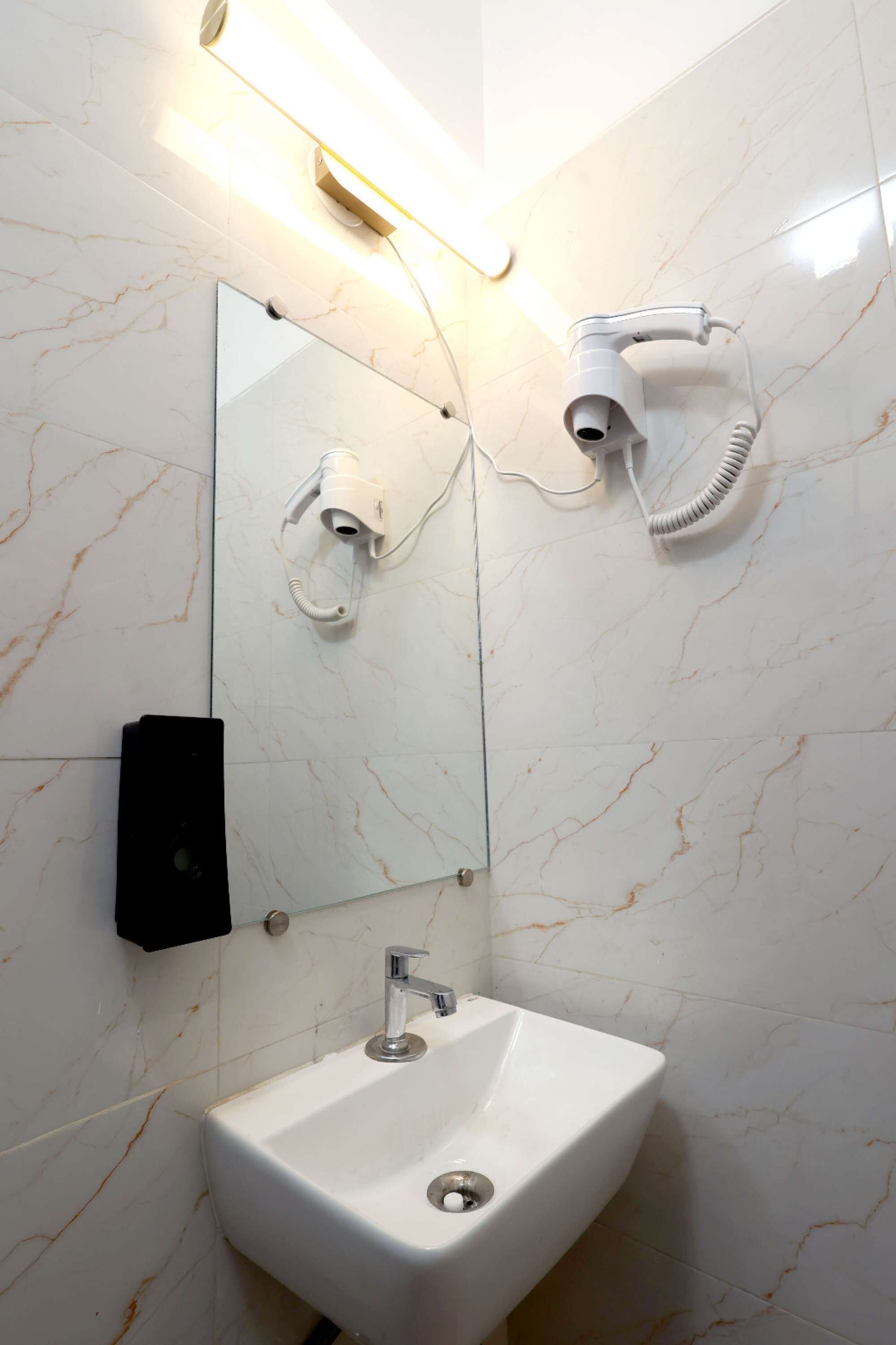 Dusj, hårføner og håndklær