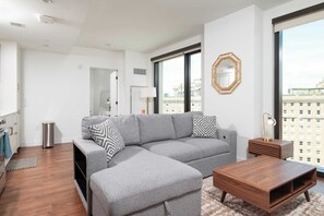 TV, offices - Back-Bay Lux Central 2BR Condo with Rooftop and Parking (Boston)