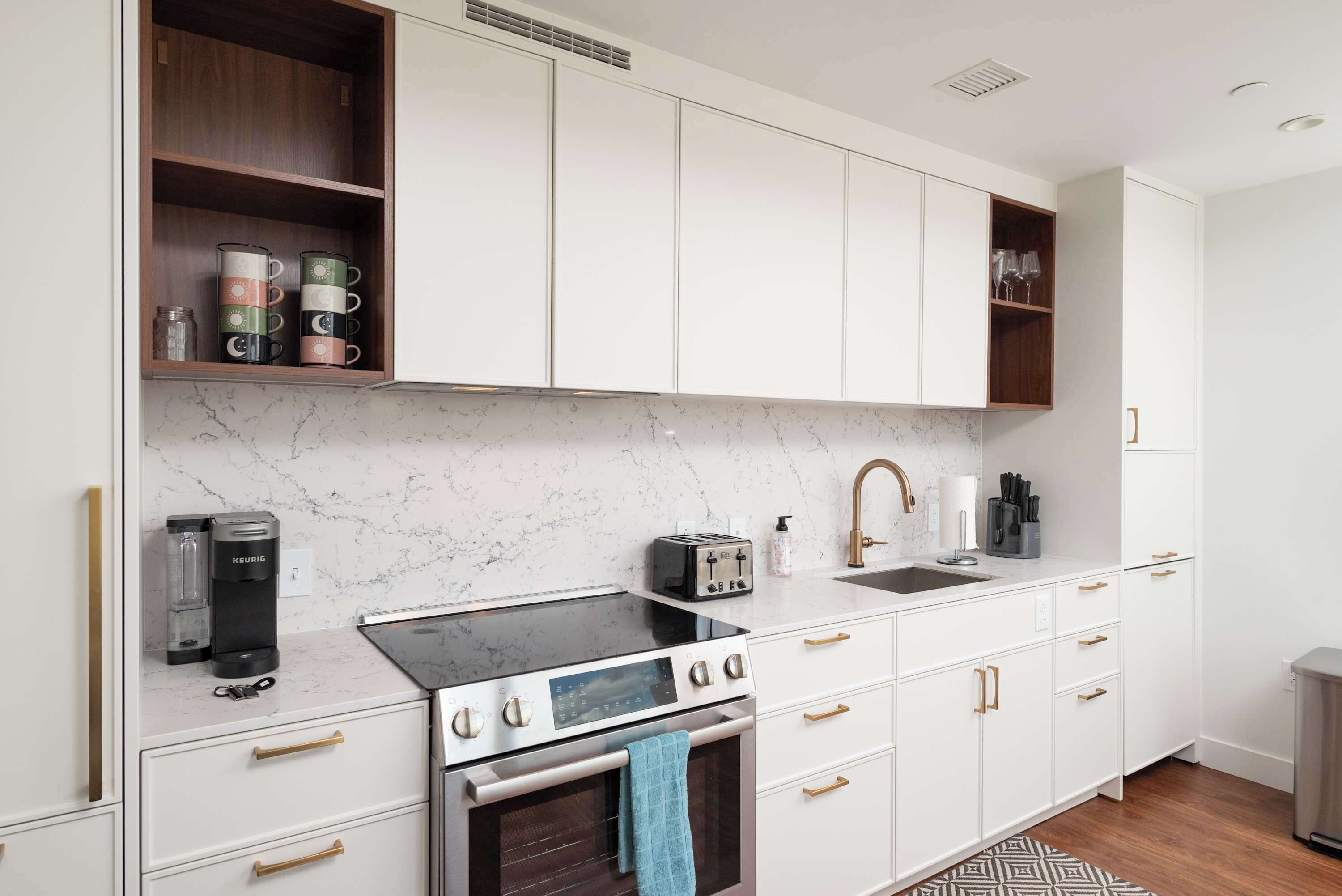 Een koelkast, een magnetron, een oven, een kookplaat