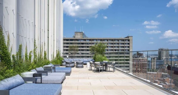 Outdoor dining - Back-Bay Lux Central 2BR Condo with Rooftop and Parking (Boston)