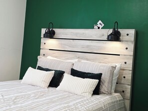 3 bedrooms, iron/ironing board, WiFi, bed sheets - Rustic Retreat & Smokehouse Eats, 3BR Home, Event Space w/Food Truck Stockbridge (Stockbridge)