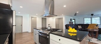 Rustic Retreat & Smokehouse Eats, 3BR Home, Event Space w/Food Truck Stockbridge