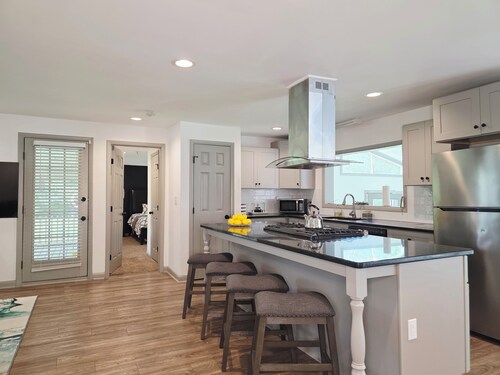 Rustic Retreat & Smokehouse Eats, 3BR Home, Event Space w/Food Truck Stockbridge