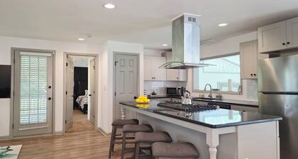 Rustic Retreat & Smokehouse Eats, 3BR Home, Event Space w/Food Truck Stockbridge