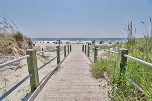 On the beach - Hyperion Towers #204 3/2 ocean front with pool (North Myrtle Beach)