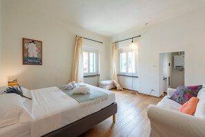 1 habitación, tabla de planchar con plancha, wifi gratis y ropa de cama 