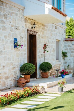 Courtyard - Bella pietra otel (Cesme)