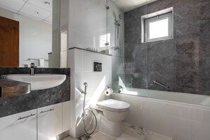 Apartamento premium, 2 quartos, vista para o canal | Banheiro | Produtos de toalete grátis, secador de cabelo, chinelos 