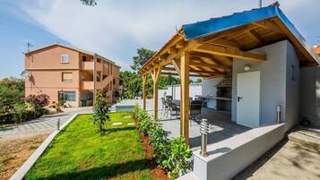 Apartment | Outdoor dining