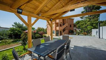 Apartment | Outdoor dining