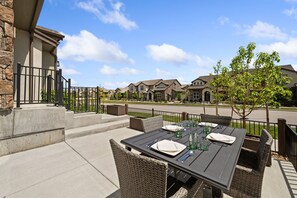 Outdoor dining - The Highland Retreat | Gym, Sauna, Pool & Spa (Windsor)