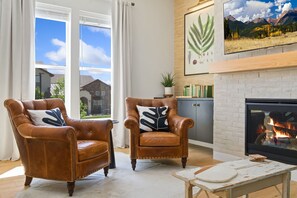 Smart TV, fireplace, ping pong, books