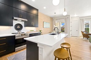 Fridge, microwave, oven, stovetop - The Highland Retreat | Gym, Sauna, Pool & Spa (Windsor)