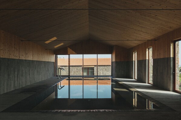 Una piscina cubierta, una piscina al aire libre