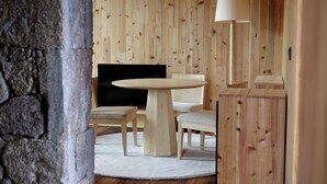 Suite – deluxe, privat basseng, fjellutsikt | Oppholdsområde