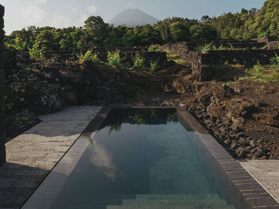 Suite Deluxe, piscina privata, vista montagna | Una scrivania, postazione laptop, insonorizzazione, ferro/asse da stiro