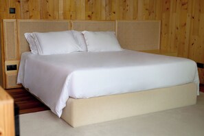 Dobbelt- eller tomannsrom – superior, terrasse, utsikt mot vingård | Skrivebord, skrivebord for bærbar PC, lydisolert og strykejern/-brett