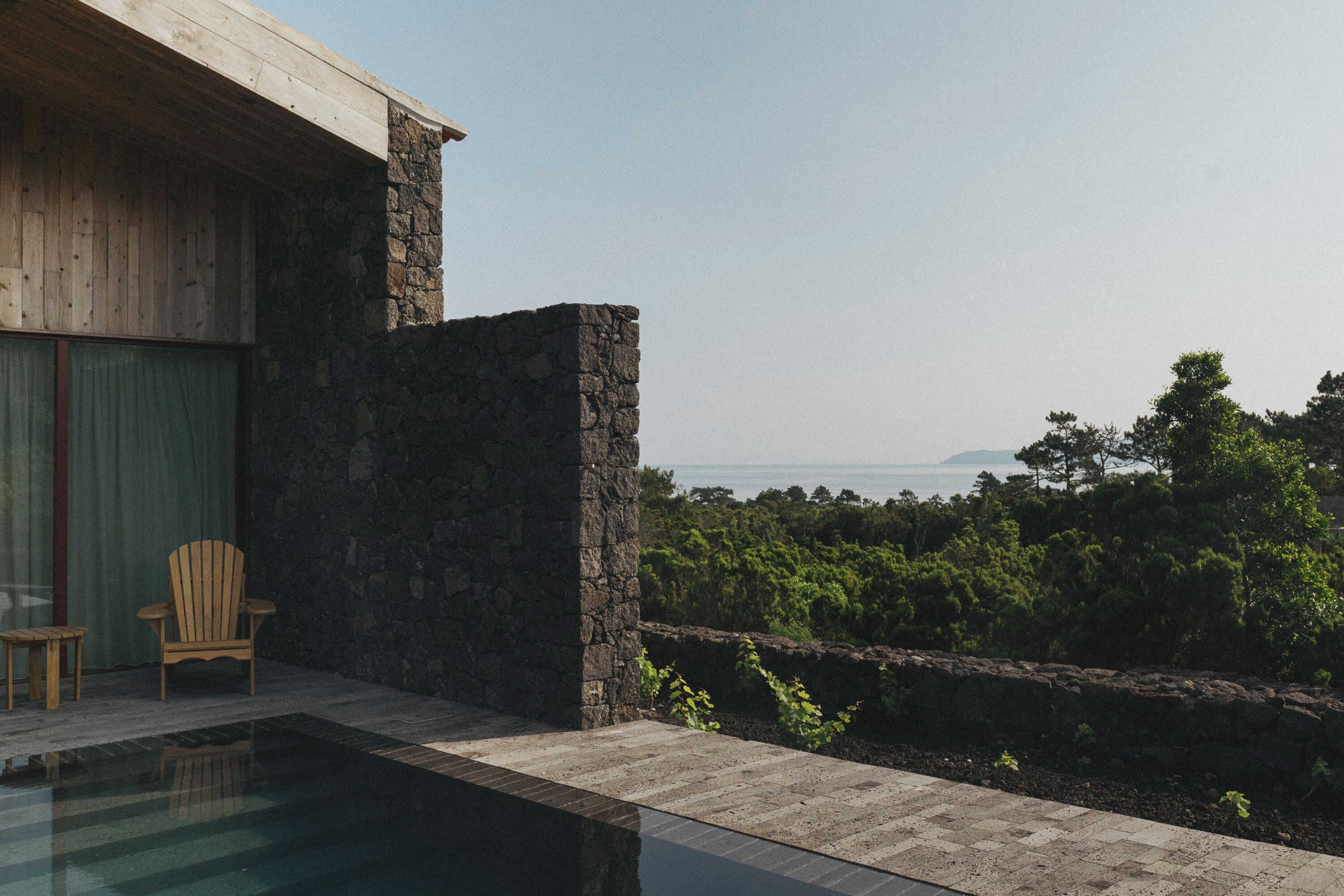 Suite – deluxe, privat basseng, fjellutsikt | Skrivebord, skrivebord for bærbar PC, lydisolert og strykejern/-brett