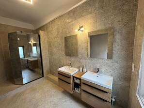 Shower, hair dryer, towels, soap - Exceptional house in the center of Narbonne with garden and pool (Narbonne)