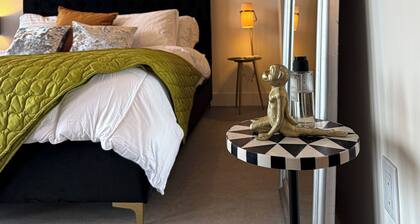 Chic Balcony Studio in Newark