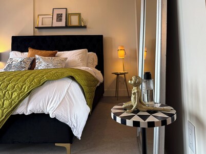 Chic Balcony Studio in Newark