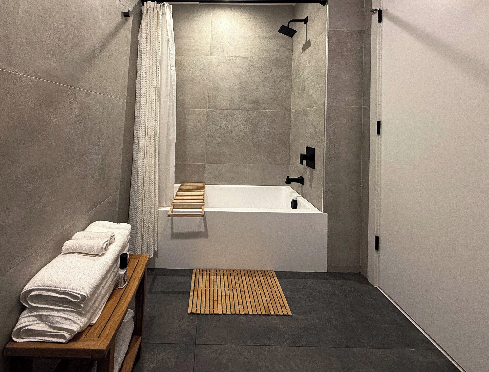 Pyyhkeet, saippua, vessapaperi