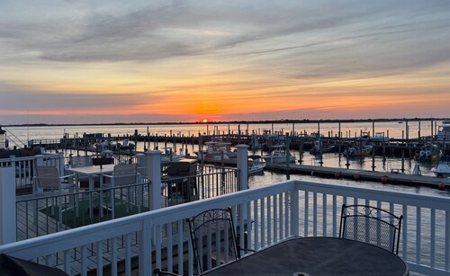 Charming 3-bedroom waterfront house with WiFi and AC in charming Highlands