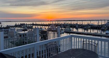 Charming 3-bedroom waterfront house with WiFi and AC in charming Highlands